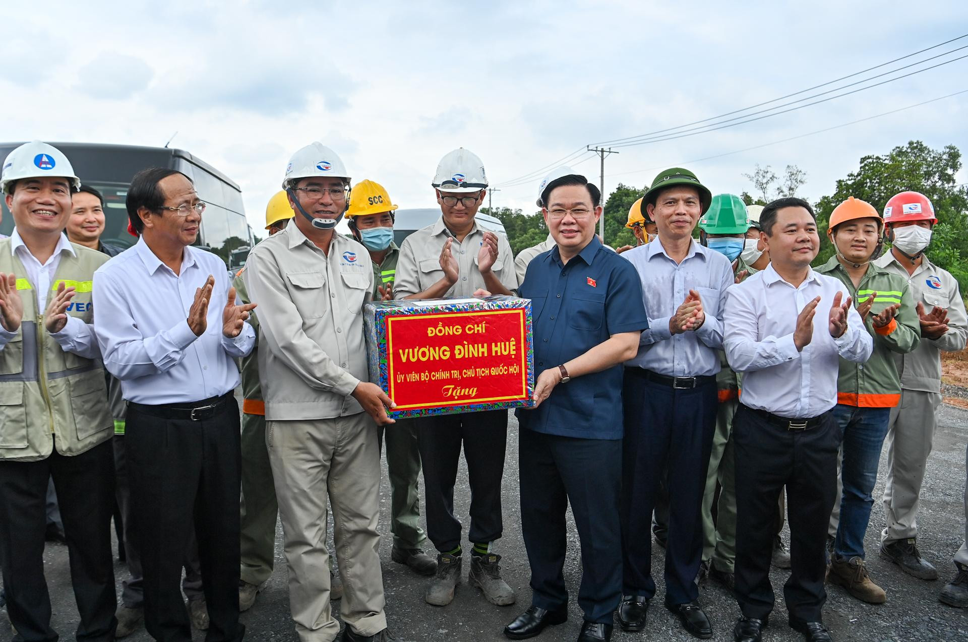 Chủ tịch Quốc hội Vương Đình Huệ tặng quà cho các nhà thầu thi công đường cao tốc Bến Lức-Long Thành.