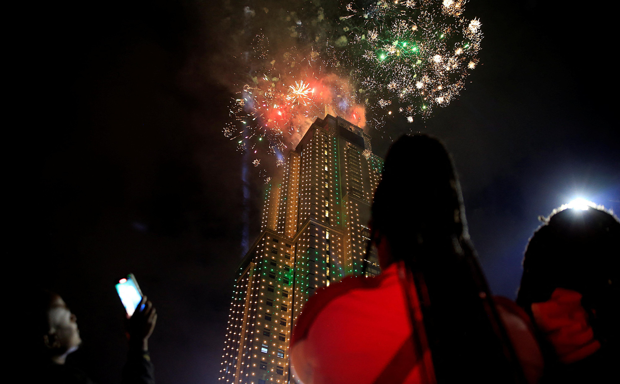 Ghi lại khoảnh khắc pháo hoa rực sáng tháp UAP trong lễ đón giao thừa ở Nairobi, Kenya. (Ảnh: Reuters) Ghi lại khoảnh khắc pháo hoa rực sáng tháp UAP trong lễ đón giao thừa ở Nairobi, Kenya. (Ảnh: Reuters)