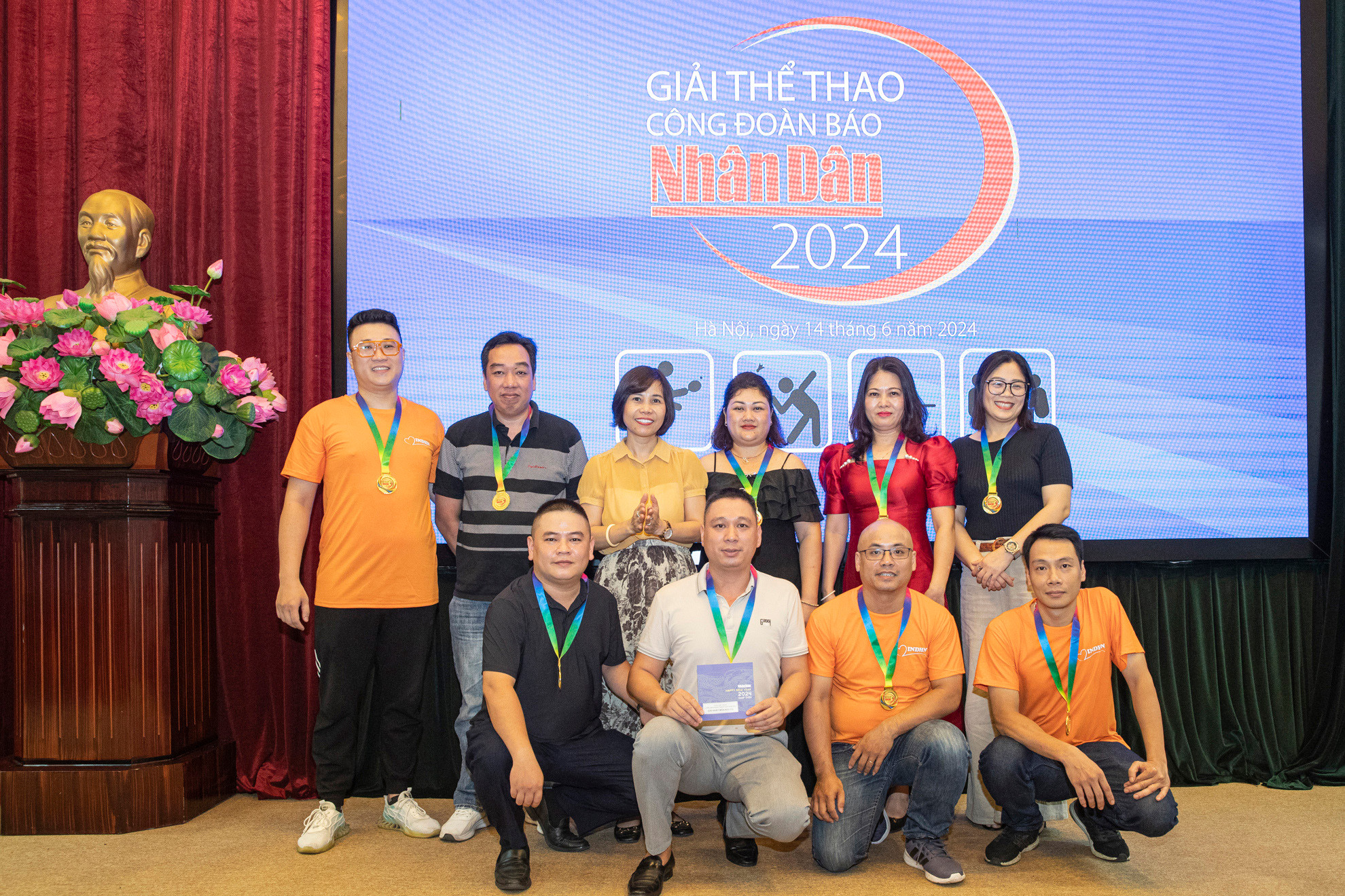 Chủ tịch Công đoàn Báo Nhân Dân Trần Thị Kiều Thanh Bình trao giải Nhất môn kéo co tặng Công đoàn Công ty TNHH MTV In Báo Nhân Dân Hà Nội. Chủ tịch Công đoàn Báo Nhân Dân Trần Thị Kiều Thanh Bình trao giải Nhất môn kéo co tặng Công đoàn Công ty TNHH MTV In Báo Nhân Dân Hà Nội.