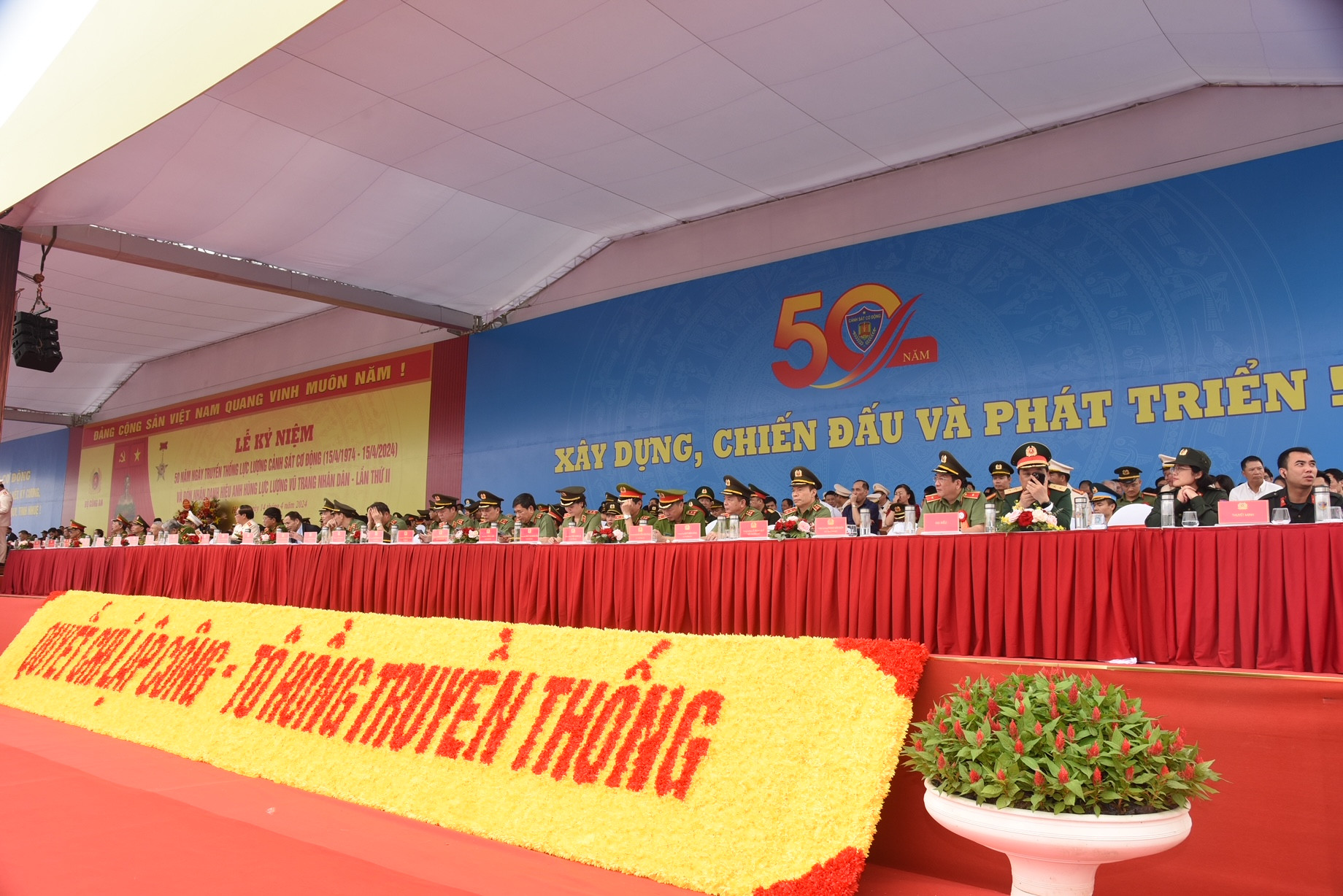 Các đại biểu dự Lễ kỷ niệm 50 năm Ngày truyền thống Lực lượng Cảnh sát cơ động.