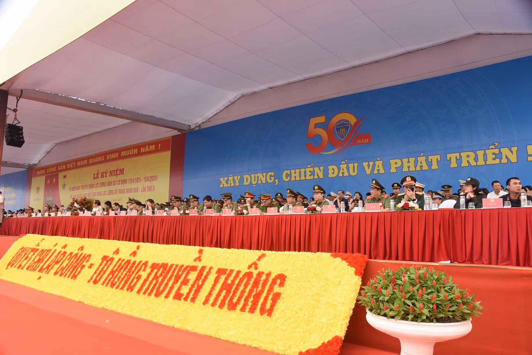 Các đại biểu dự Lễ kỷ niệm 50 năm Ngày truyền thống Lực lượng Cảnh sát cơ động.