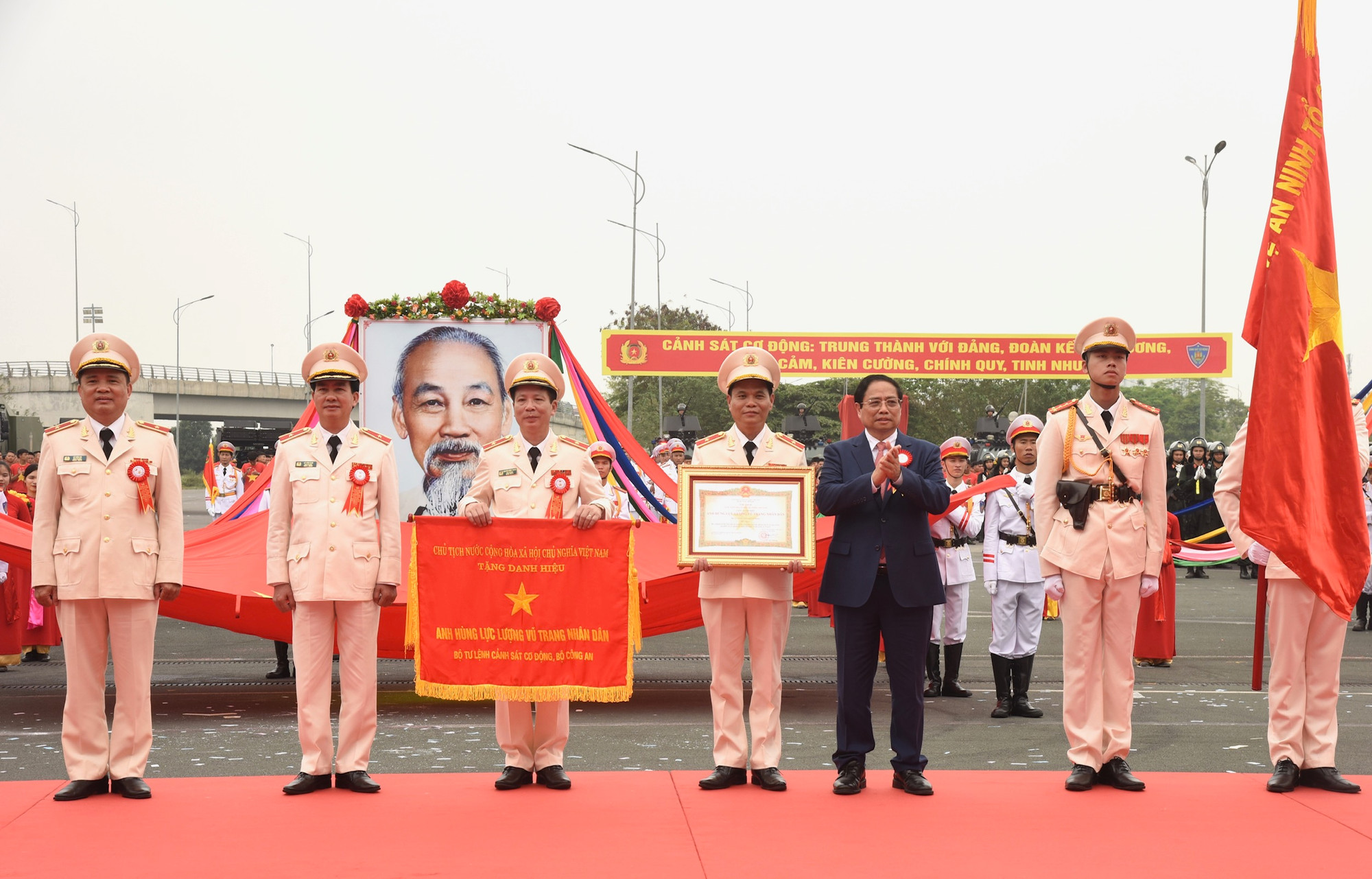 Thủ tướng Phạm Minh Chính trao Danh hiệu Anh hùng Lực lượng vũ trang nhân dân lần thứ 2 cho lực lượng Cảnh sát cơ động.