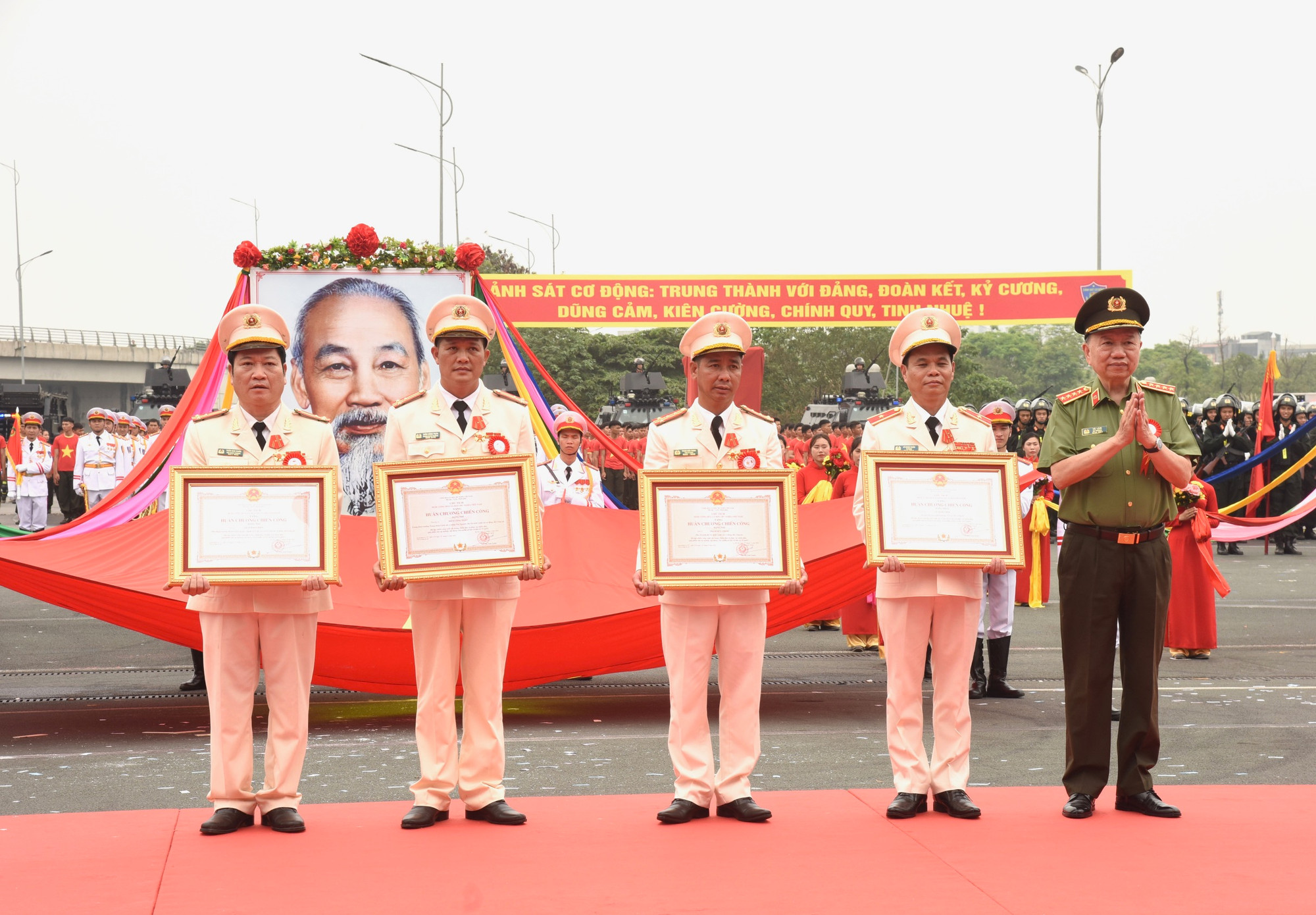 Đại tướng Tô Lâm, Ủy viên Bộ Chính trị, Bí thư Đảng ủy Công an Trung ương, Bộ trưởng Công an trao Huân chương Chiến công hạng Nhất và hạng Nhì cho các cá nhân có thành tích xuất sắc.