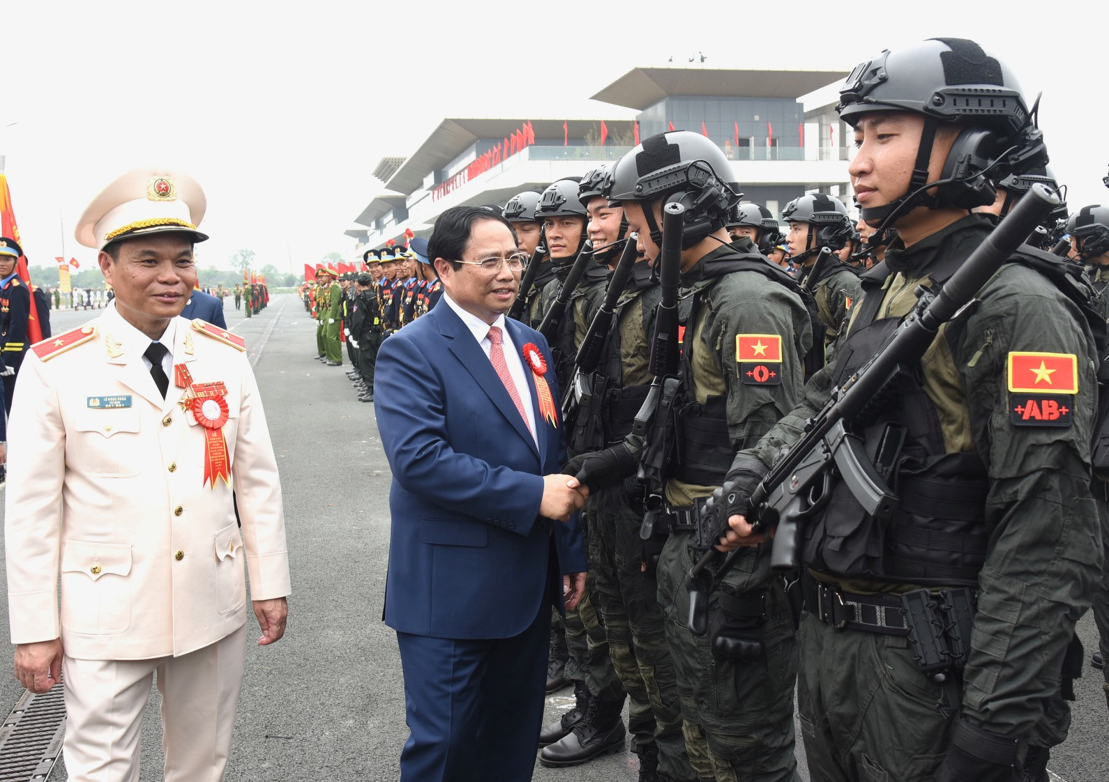 Thủ tướng Phạm Minh Chính với chiến sĩ Cảnh sát cơ động tham dự Lễ kỷ niệm.