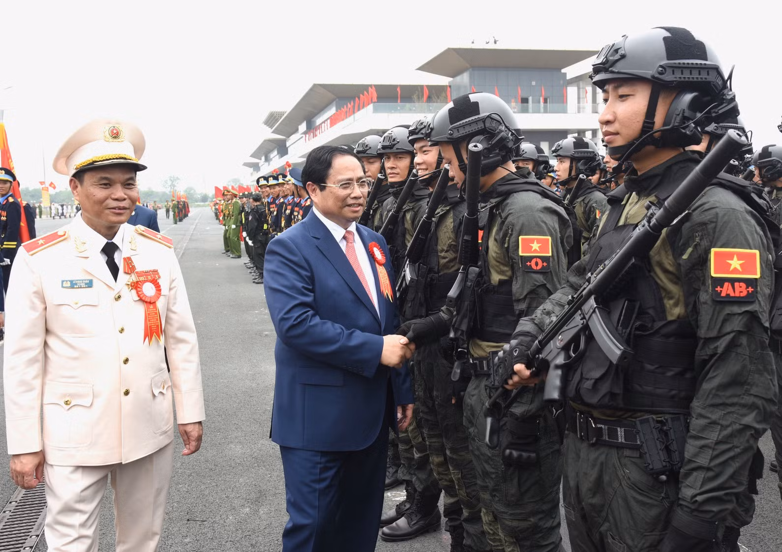 Thủ tướng Phạm Minh Chính với chiến sĩ Cảnh sát cơ động tham dự Lễ kỷ niệm.