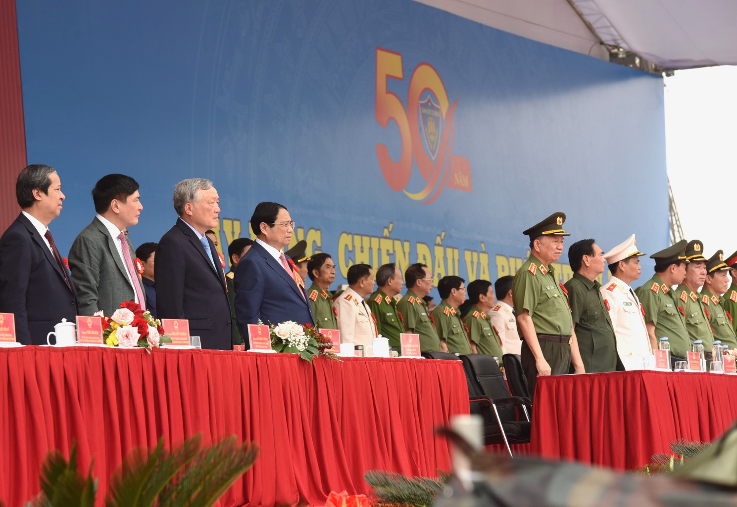 Thủ tướng Phạm Minh Chính và các đại biểu dự Lễ kỷ niệm 50 năm Ngày truyền thống Lực lượng Cảnh sát cơ động.