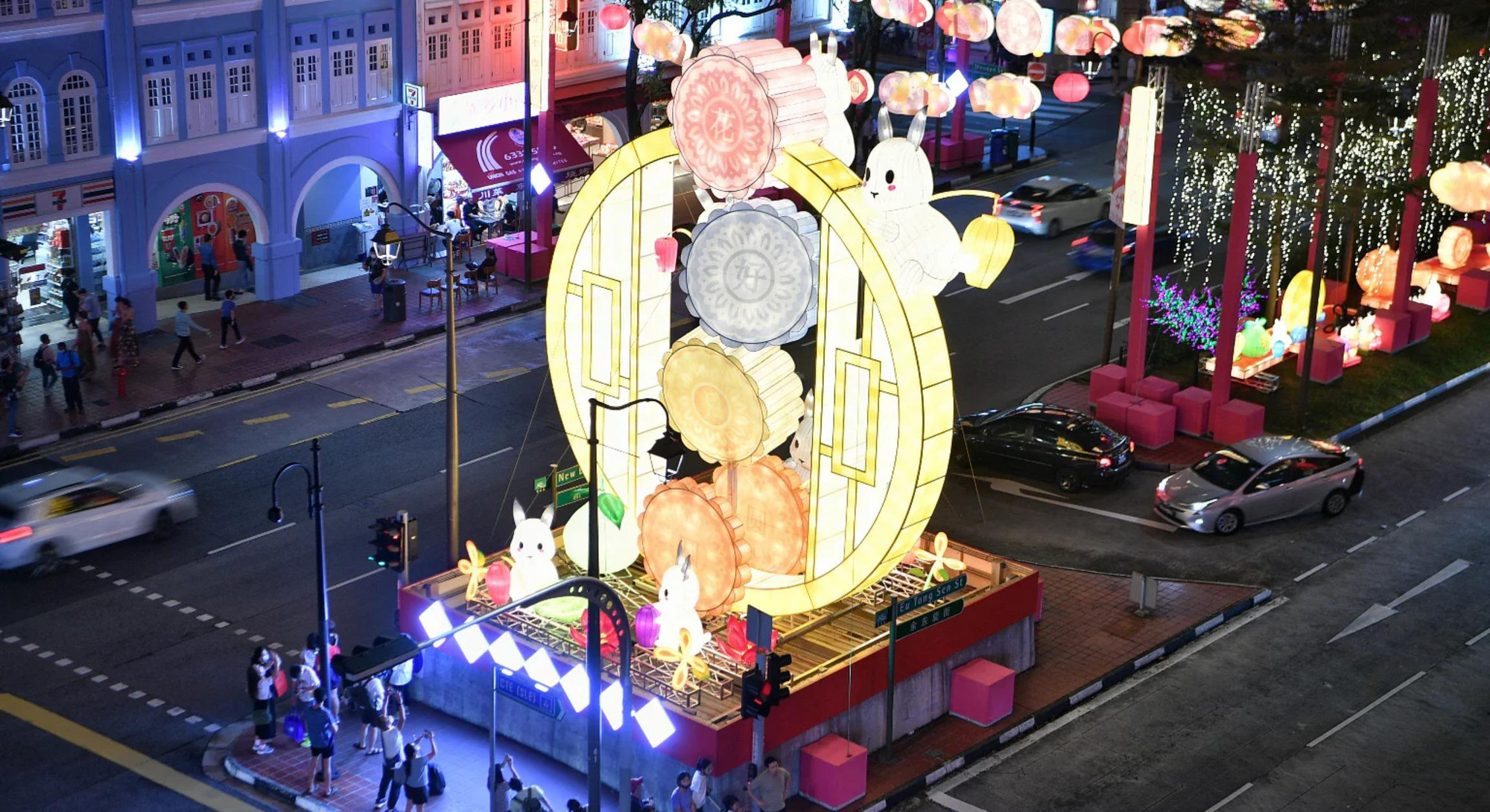 Khu phố người Hoa những ngày này trở nên rực rỡ trong ánh đèn lồng nhiều màu sắc với những chủ đề đa dạng. Tâm điểm ở khu phố Eu Tong Sen là tác phẩm đèn khổng lồ khắc họa chiếc bánh Trung thu cao 10m, kèm theo xung quanh là những chú thỏ ngọc và những chiếc đèn lồng hình bánh Trung thu bắt mắt. (Ảnh: Straits Times) Khu phố người Hoa những ngày này trở nên rực rỡ trong ánh đèn lồng nhiều màu sắc với những chủ đề đa dạng. Tâm điểm ở khu phố Eu Tong Sen là tác phẩm đèn khổng lồ khắc họa chiếc bánh Trung thu cao 10m, kèm theo xung quanh là những chú thỏ ngọc và những chiếc đèn lồng hình bánh Trung thu bắt mắt. (Ảnh: Straits Times)