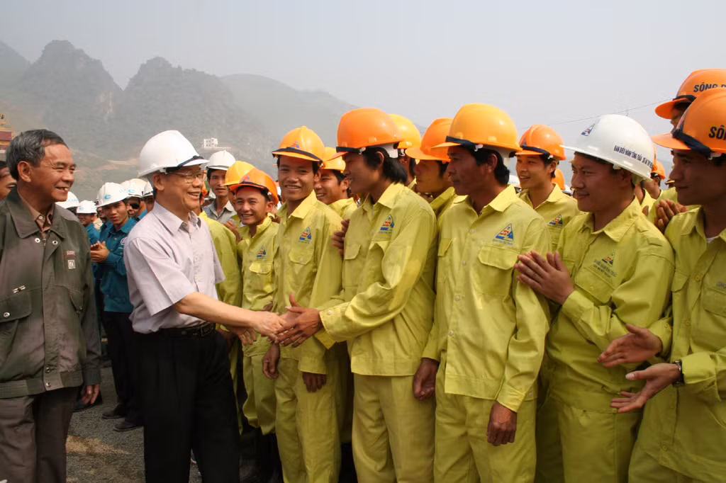 Tổng Bí thư Nguyễn Phú Trọng thăm công trường thủy điện Sơn La. Tổng Bí thư Nguyễn Phú Trọng thăm công trường thủy điện Sơn La.