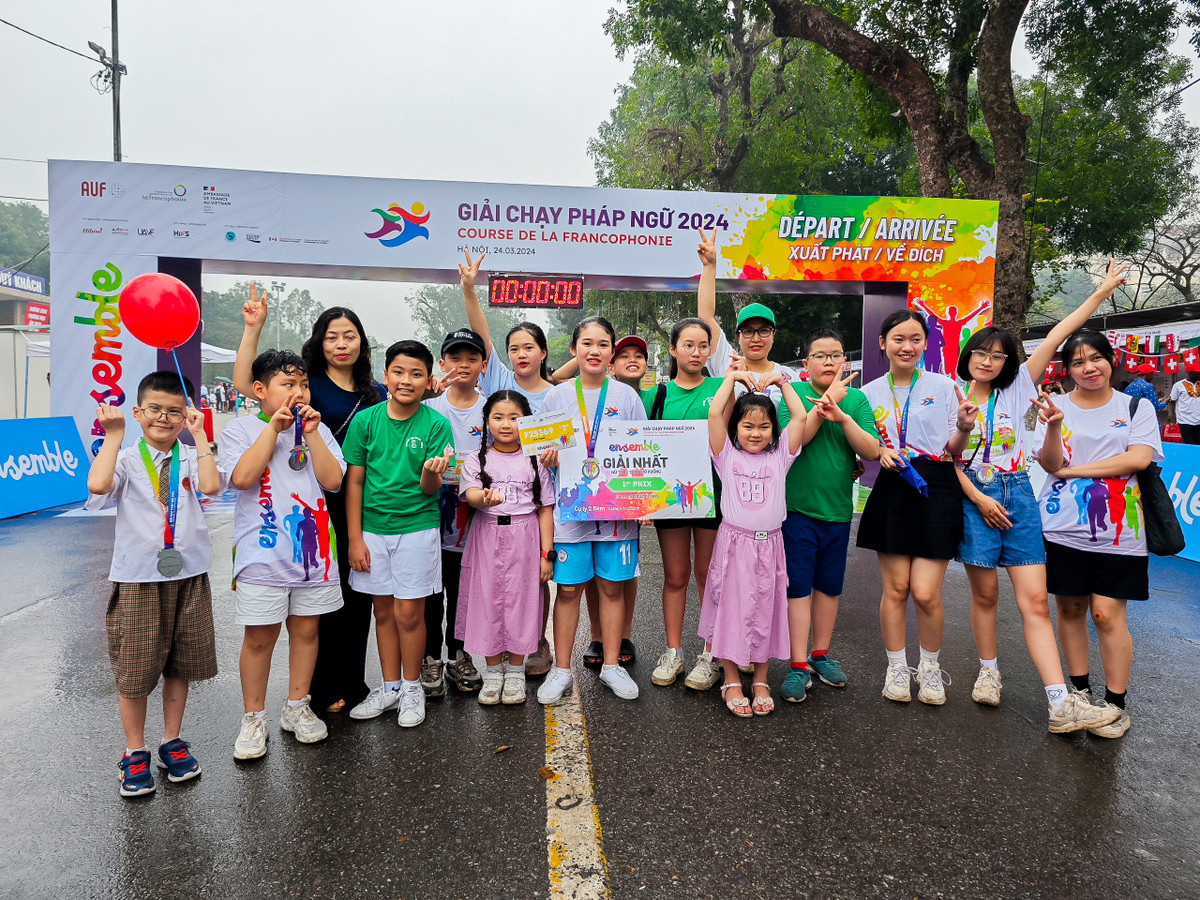 Đây là một trong những giải chạy phong trào có cơ cấu giải thưởng phong phú nhất, với tổng cộng 37 giải. Trong ảnh, trao giải Nhất cự ly 2,5km cho nhà vô địch nữ hạng mục dưới 12 tuổi. (Ảnh: GIANG KHÔI) Đây là một trong những giải chạy phong trào có cơ cấu giải thưởng phong phú nhất, với tổng cộng 37 giải. Trong ảnh, trao giải Nhất cự ly 2,5km cho nhà vô địch nữ hạng mục dưới 12 tuổi. (Ảnh: GIANG KHÔI)