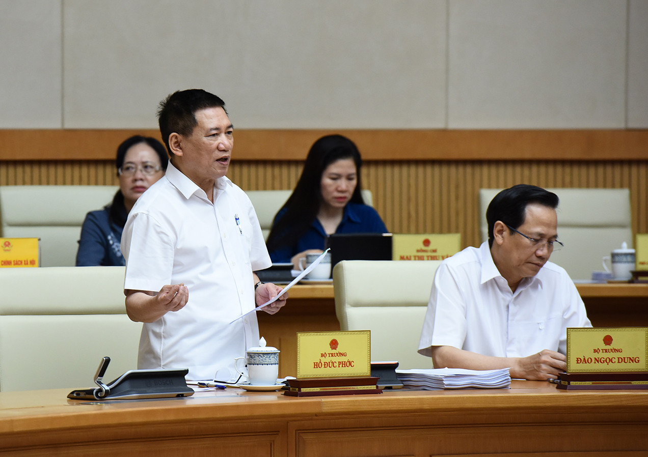 Bộ trưởng Tài chính Hồ Đức Phớc phát biểu tại phiên họp.