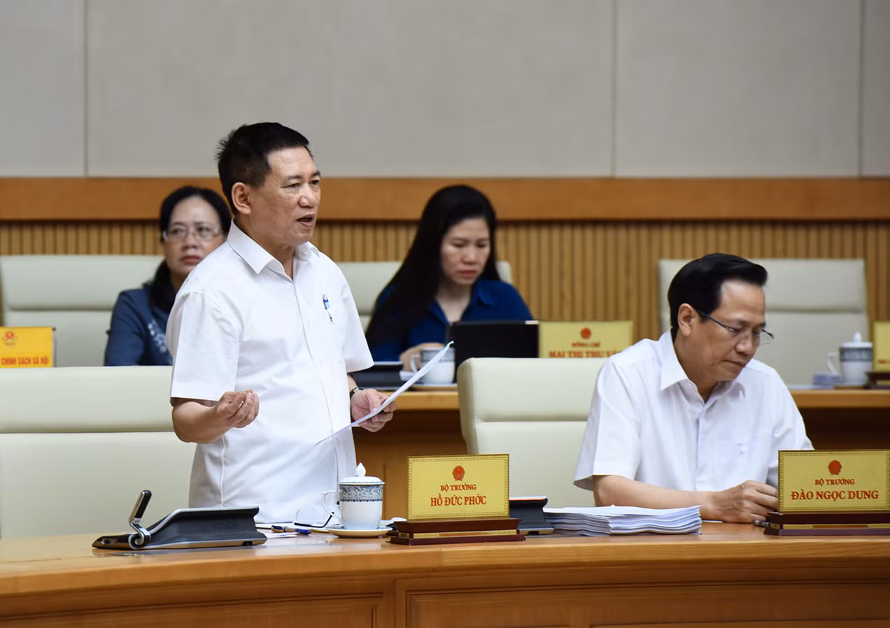 Bộ trưởng Tài chính Hồ Đức Phớc phát biểu tại phiên họp.
