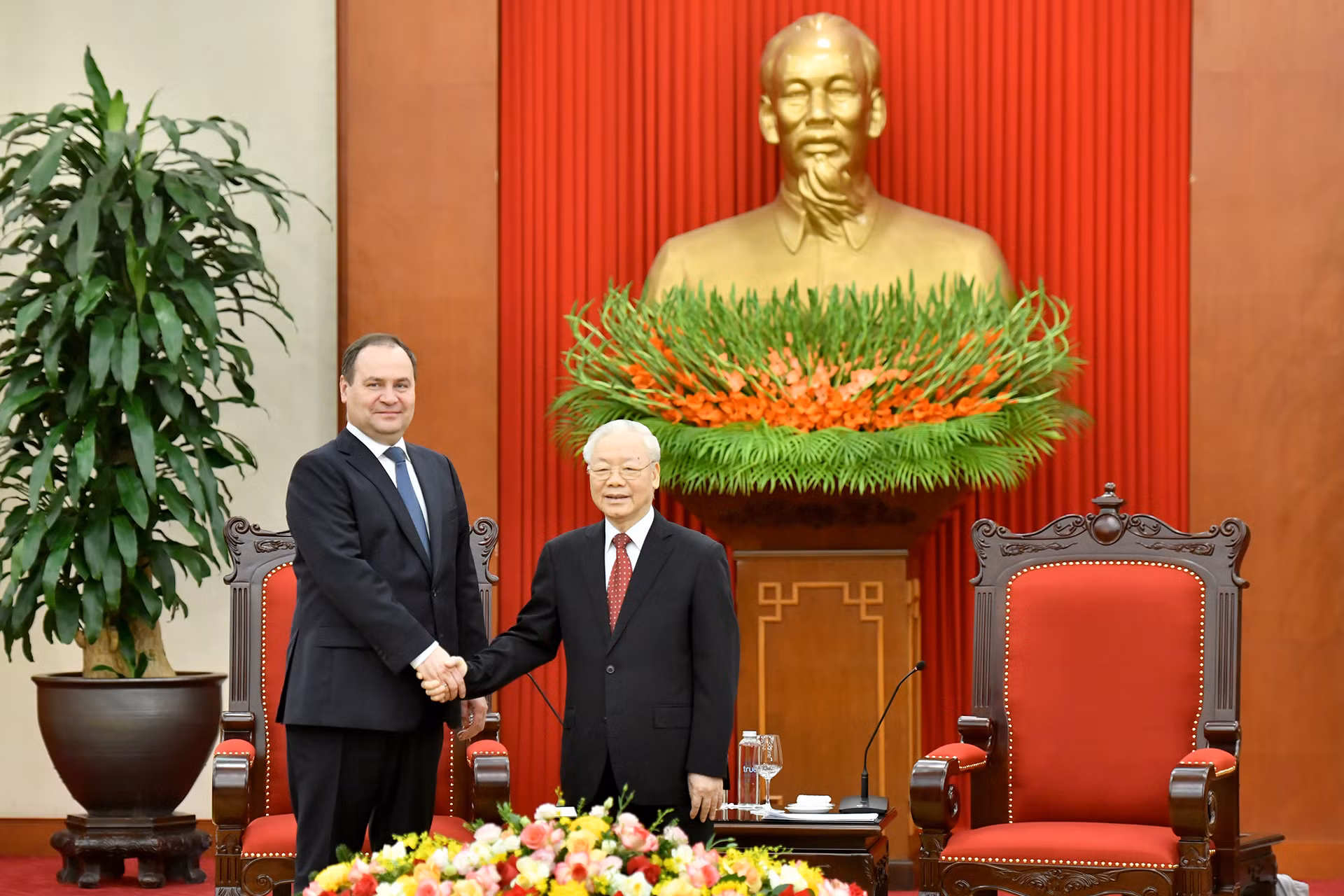 Tổng Bí thư Nguyễn Phú Trọng và Thủ tướng Cộng hòa Belarus Roman Golovchenko tại buổi tiếp. Tổng Bí thư Nguyễn Phú Trọng và Thủ tướng Cộng hòa Belarus Roman Golovchenko tại buổi tiếp.