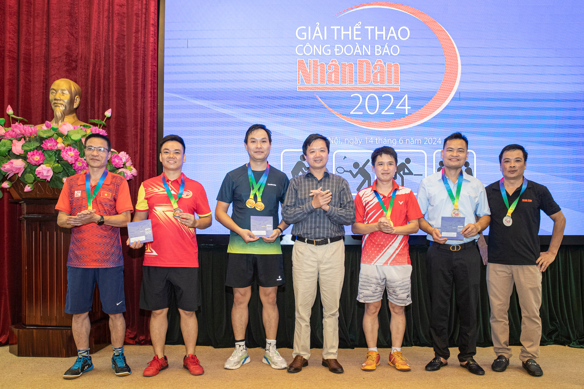 Phó Chủ tịch Công đoàn Báo Nhân Dân Tạ Quang Dũng trao giải tặng các đoàn viên đạt thành tích tại nội dung đôi nam môn cầu lông. Phó Chủ tịch Công đoàn Báo Nhân Dân Tạ Quang Dũng trao giải tặng các đoàn viên đạt thành tích tại nội dung đôi nam môn cầu lông.