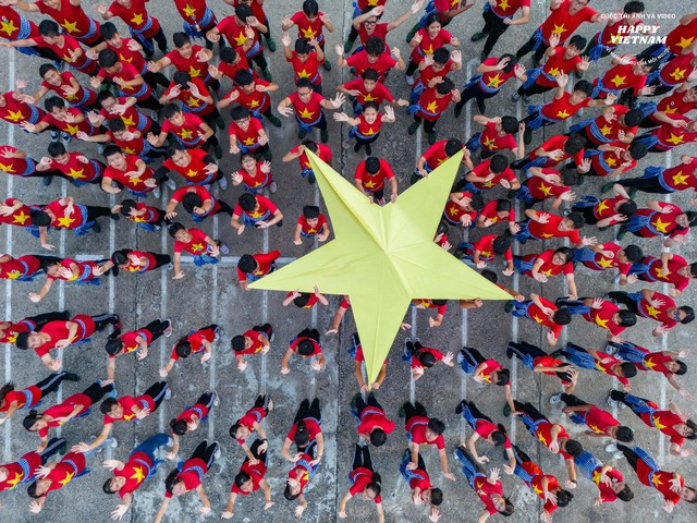 Tác phẩm "Việt Nam trong tôi" - tác giả Nguyễn Hoàng Trọng. Tác phẩm "Việt Nam trong tôi" - tác giả Nguyễn Hoàng Trọng.