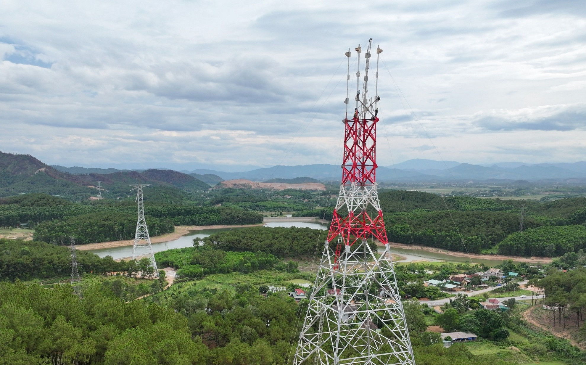 Hiện nay, dự án đang triển khai dựng cột, kéo dây với đặc thù phải thường xuyên làm việc trên cao trong điều kiện thời tiết mưa, nắng bất thường.