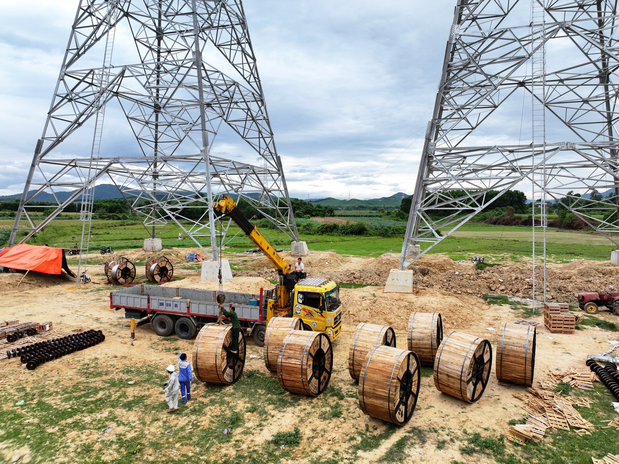 Nguyên vật liệu được chuyển đến công trường.