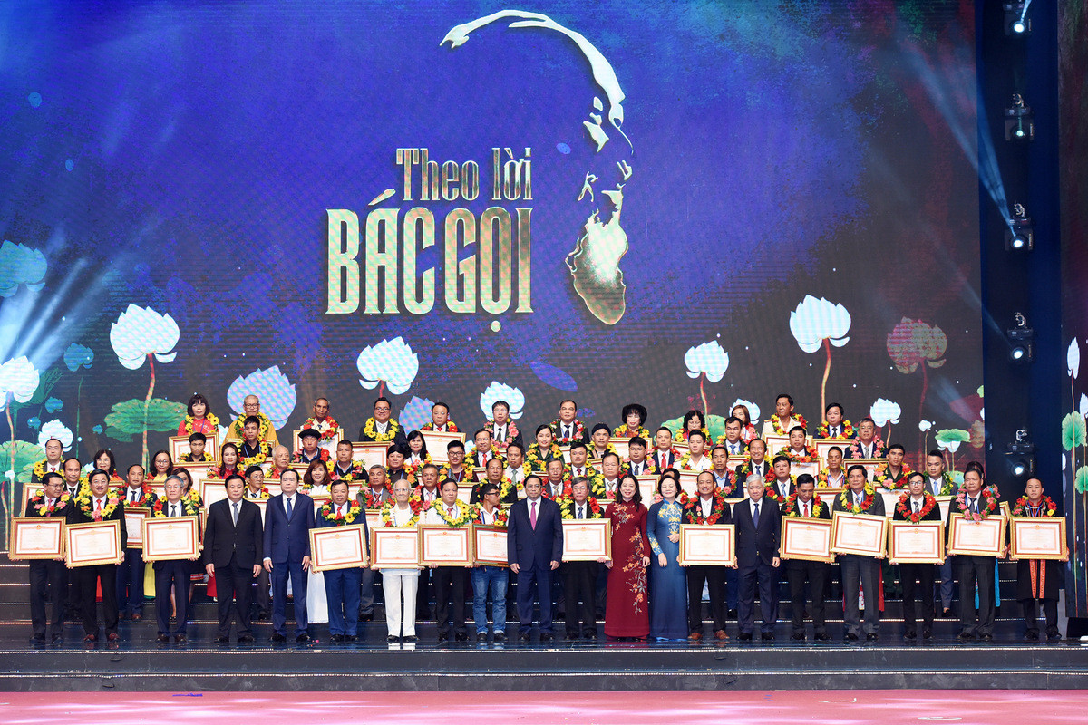 Thủ tướng Phạm Minh Chính, Phó Chủ tịch nước Võ Thị Ánh Xuân và điển hình tiên tiến tiêu biểu.