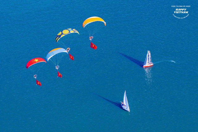 Mười giải khuyến khích bao gồm: Tác phẩm "Bay qua miền di sản" - tác giả Giang Sơn Đông. Mười giải khuyến khích bao gồm: Tác phẩm "Bay qua miền di sản" - tác giả Giang Sơn Đông.