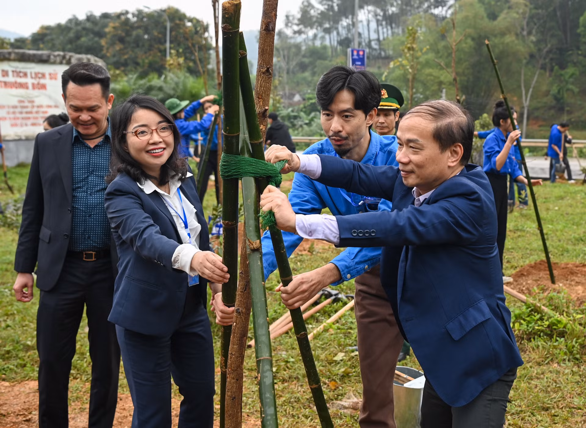 Ca sĩ Đen Vâu và các đại biểu trồng cây tại lễ phát động.