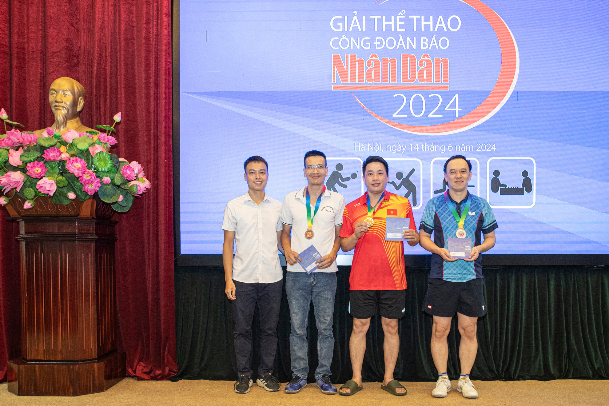 Đại diện nhà tài trợ trao giải tặng các đoàn viên đạt thành tích tại nội dung đơn nam môn bóng bàn. Đại diện nhà tài trợ trao giải tặng các đoàn viên đạt thành tích tại nội dung đơn nam môn bóng bàn.