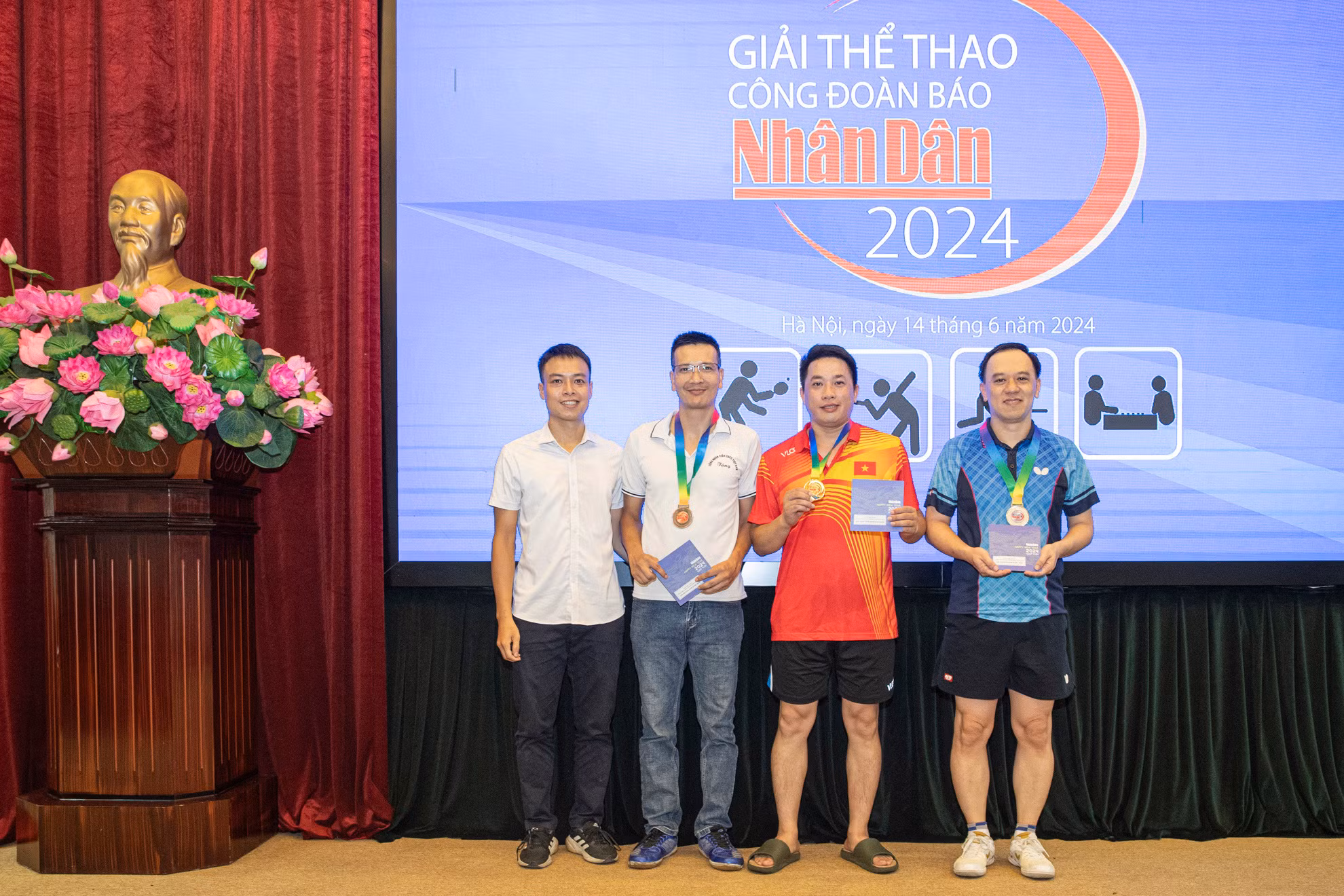 Đại diện nhà tài trợ trao giải tặng các đoàn viên đạt thành tích tại nội dung đơn nam môn bóng bàn. Đại diện nhà tài trợ trao giải tặng các đoàn viên đạt thành tích tại nội dung đơn nam môn bóng bàn.