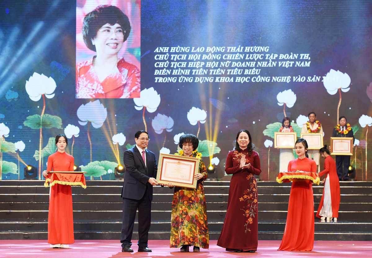 Thủ tướng Phạm Minh Chính và Phó Chủ tịch nước Võ Thị Ánh Xuân trao Bằng khen và hoa cho điển hình tiên tiến tiêu biểu Anh hùng Lao động Thái Hương.