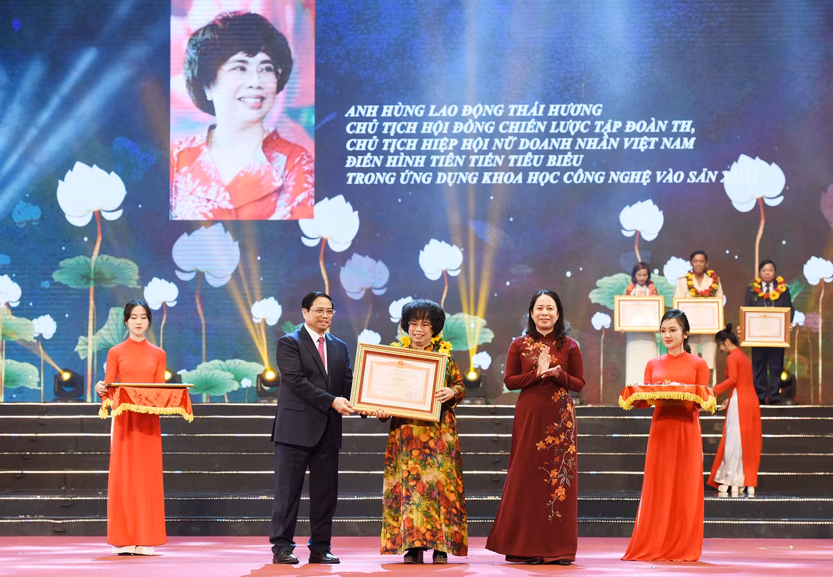 Thủ tướng Phạm Minh Chính và Phó Chủ tịch nước Võ Thị Ánh Xuân trao Bằng khen và hoa cho điển hình tiên tiến tiêu biểu Anh hùng Lao động Thái Hương.