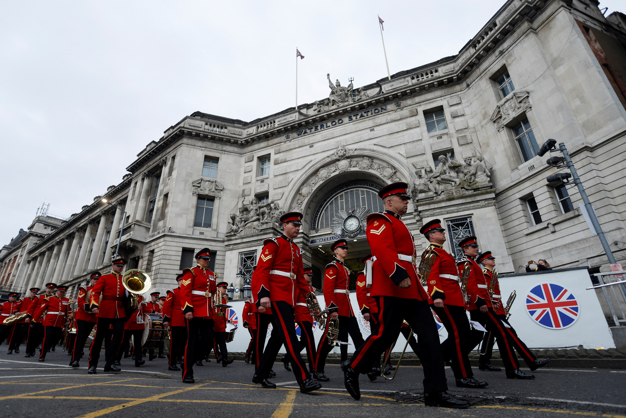 Các binh sĩ Anh diễu hành trong lễ đăng quang của Vua Charles.