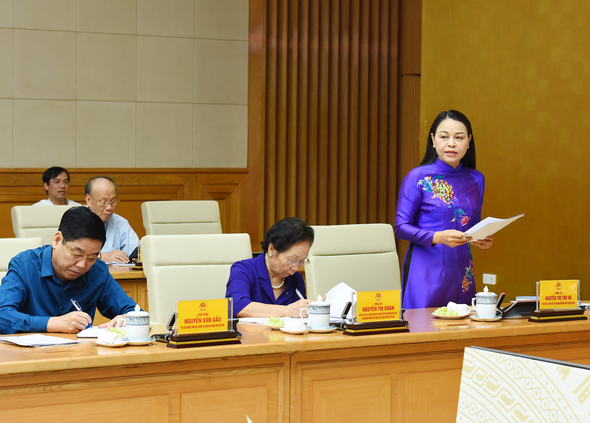 Phó Chủ tịch, Tổng Thư ký Ủy ban Trung ương Mặt trận Tổ quốc Việt Nam Nguyễn Thị Thu Hà trình bày báo cáo tóm tắt kết quả thực hiện Nghị quyết liên tịch số 19.