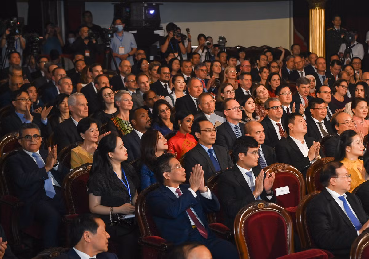 Các đại biểu dự lễ kỷ niệm.