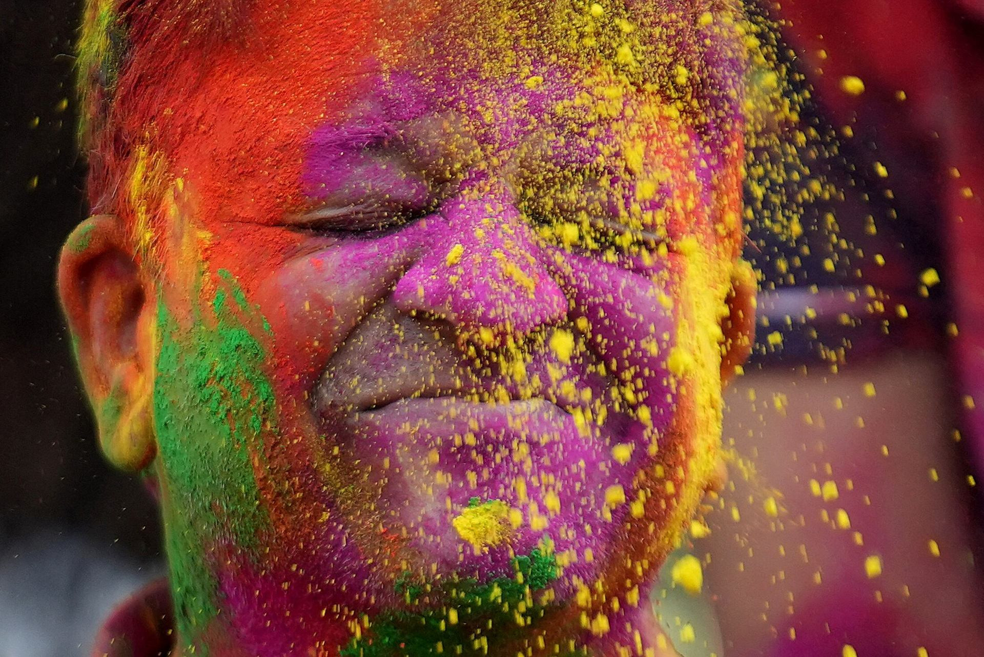 Lễ hội Holi tưng bừng sắc màu ở Mumbai, Ấn Độ, ngày 25/3/2024. (Ảnh: Reuters)