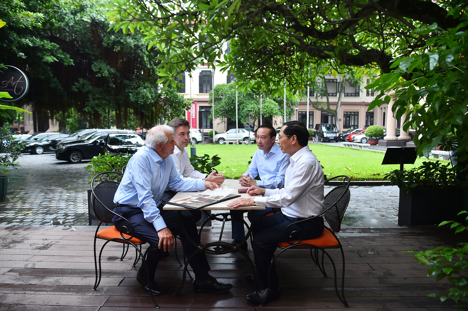 Sau đó, Bộ trưởng Ngoại giao Bùi Thanh Sơn và Phó Chủ tịch Ủy ban châu Âu Josep Borell Fontelles cùng các đại biểu đã dành thời gian thưởng thức các món đồ uống đặc trưng của Việt Nam tại khuôn viên Bảo tàng Mỹ thuật Việt Nam. Sau đó, Bộ trưởng Ngoại giao Bùi Thanh Sơn và Phó Chủ tịch Ủy ban châu Âu Josep Borell Fontelles cùng các đại biểu đã dành thời gian thưởng thức các món đồ uống đặc trưng của Việt Nam tại khuôn viên Bảo tàng Mỹ thuật Việt Nam.