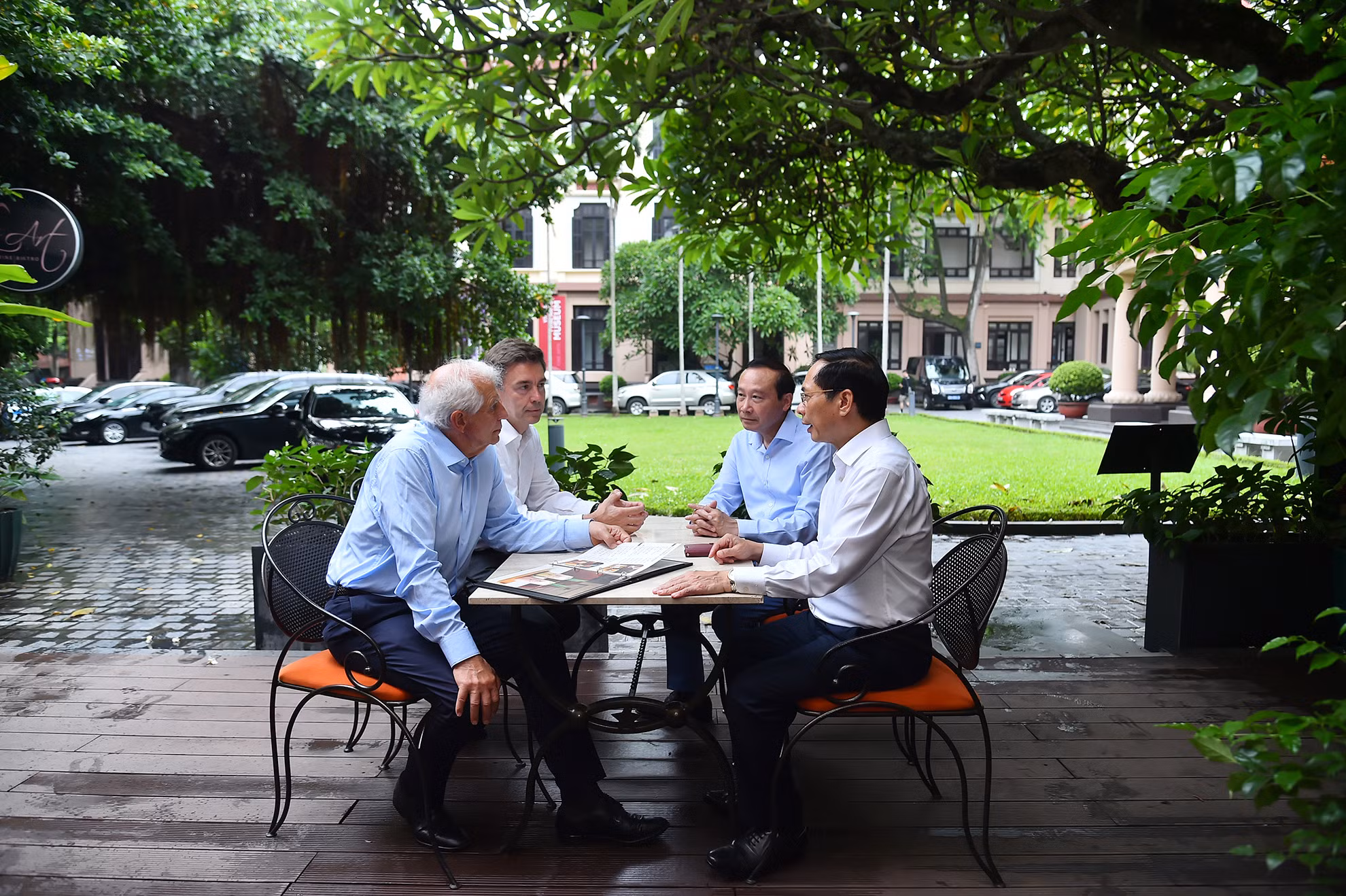 Sau đó, Bộ trưởng Ngoại giao Bùi Thanh Sơn và Phó Chủ tịch Ủy ban châu Âu Josep Borell Fontelles cùng các đại biểu đã dành thời gian thưởng thức các món đồ uống đặc trưng của Việt Nam tại khuôn viên Bảo tàng Mỹ thuật Việt Nam.