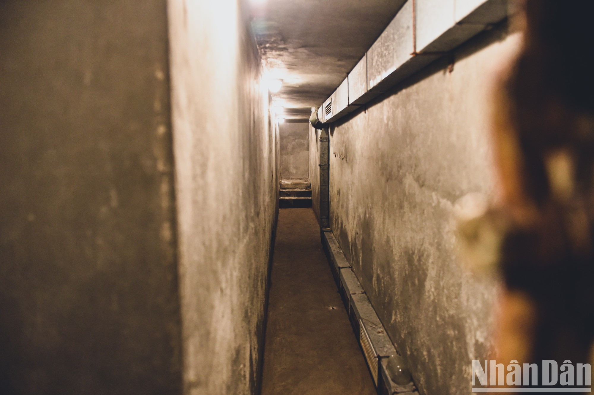 Nền hầm sâu dưới lòng đất 3m, rộng khoảng 1m, hai bên tường đổ bê-tông, trần hầm được đổ bê-tông lưới thép. Riêng khoảng giữa hầm rộng chừng 10m2 dành cho công việc biên tập và trình bày báo hằng ngày. Toàn bộ mặt nắp hầm phủ dày đất.