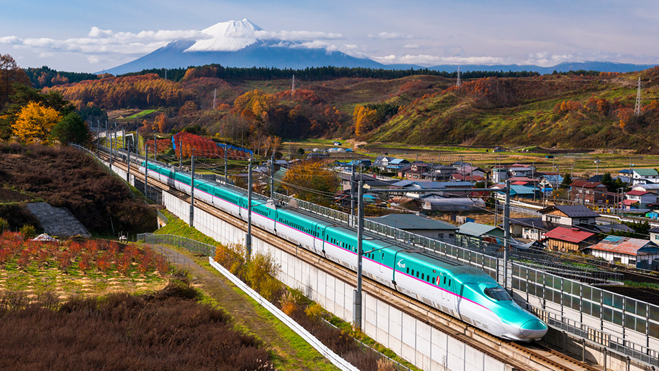 Tàu Hayabusa, 1 tuyến tàu cao tốc thuộc hệ thống Tohoku Shinkansen có tốc độ tối đa 320km/giờ, đang áp dụng cả 2 biện pháp “cứng” (hệ thống) và “mềm” (quản lý) để ứng phó với động đất. Khi phát hiện động đất, nguồn cấp điện cho các đoàn tàu đang chạy ở những đoạn tuyến bị ảnh hưởng sẽ bị cắt để giúp dừng tàu an toàn. (Nguồn: japan.go.jp)