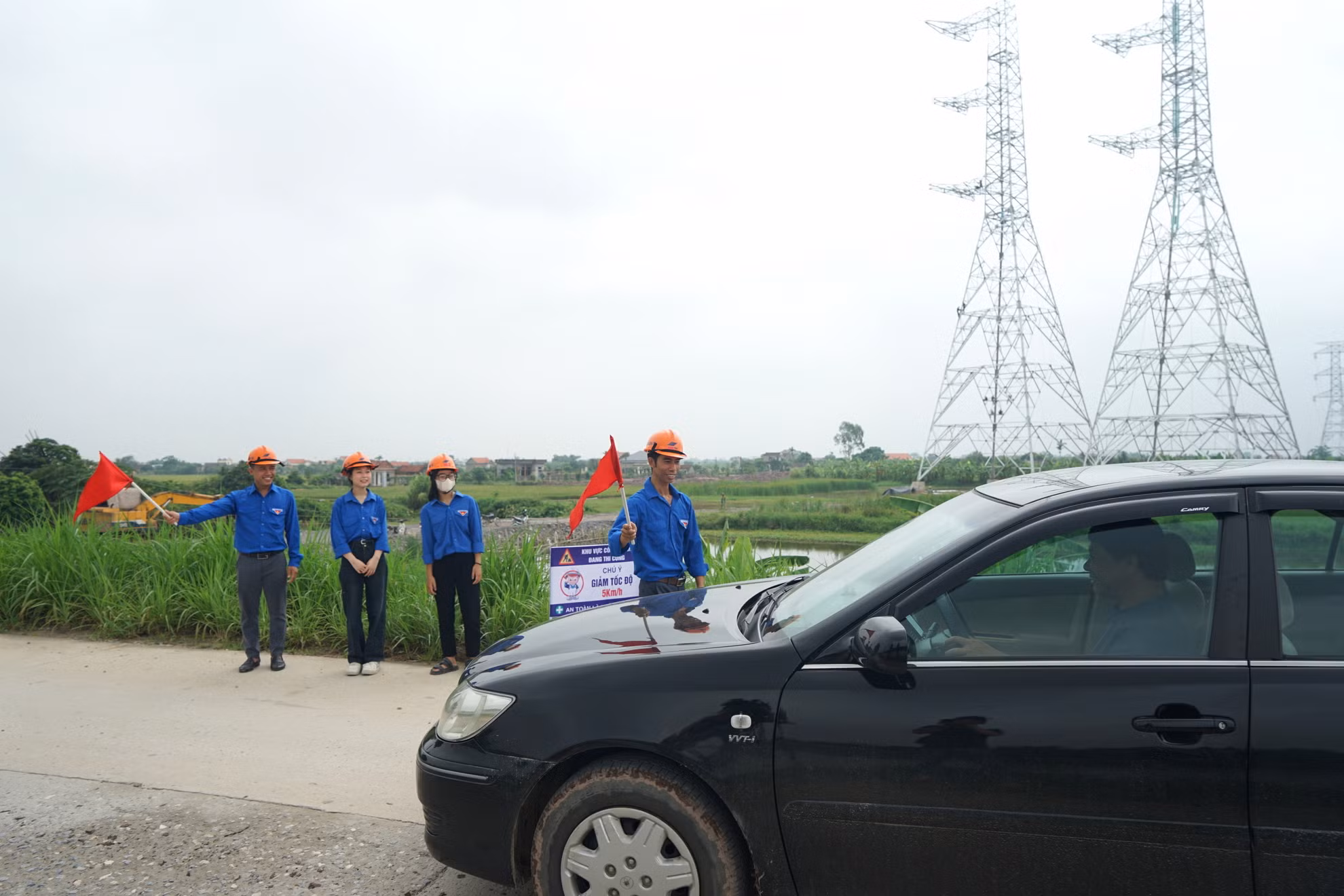 Các đoàn viên thanh niên xã Kim Chính, huyện Kim Sơn, tỉnh Ninh Bình tham gia công tác cảnh giới công trường và phân luồng giao thông qua vị trí thi công trên địa bàn.
