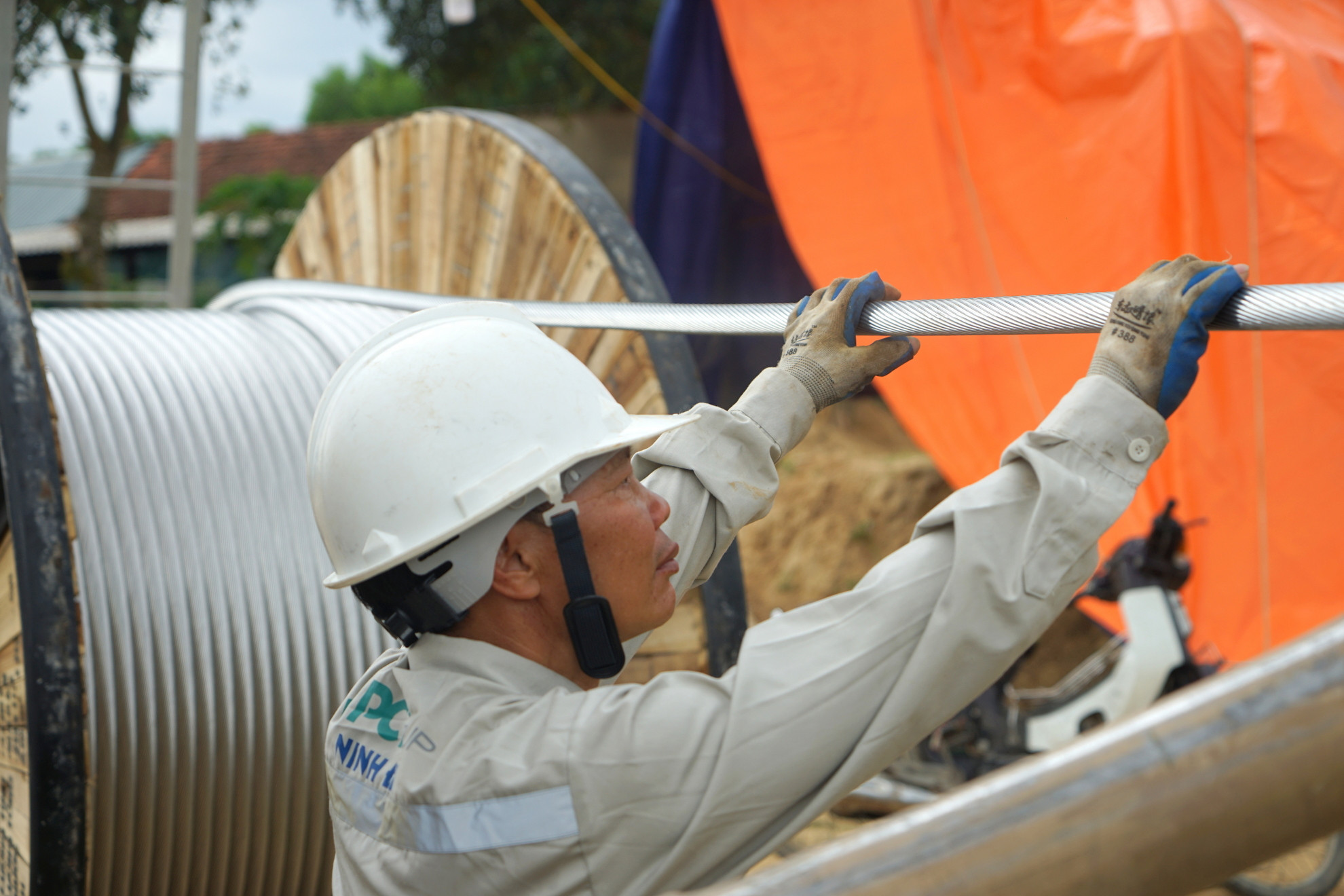 Công nhân kiểm tra dây cáp trước khi thi công kéo dây.