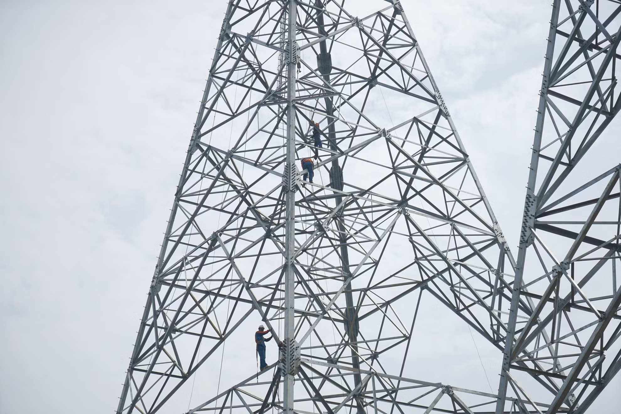 Công nhân đang gia cố cột trước khi thi công kéo dây tại xã Phong Lộc, huyện Hậu Lộc, tỉnh Thanh Hóa.