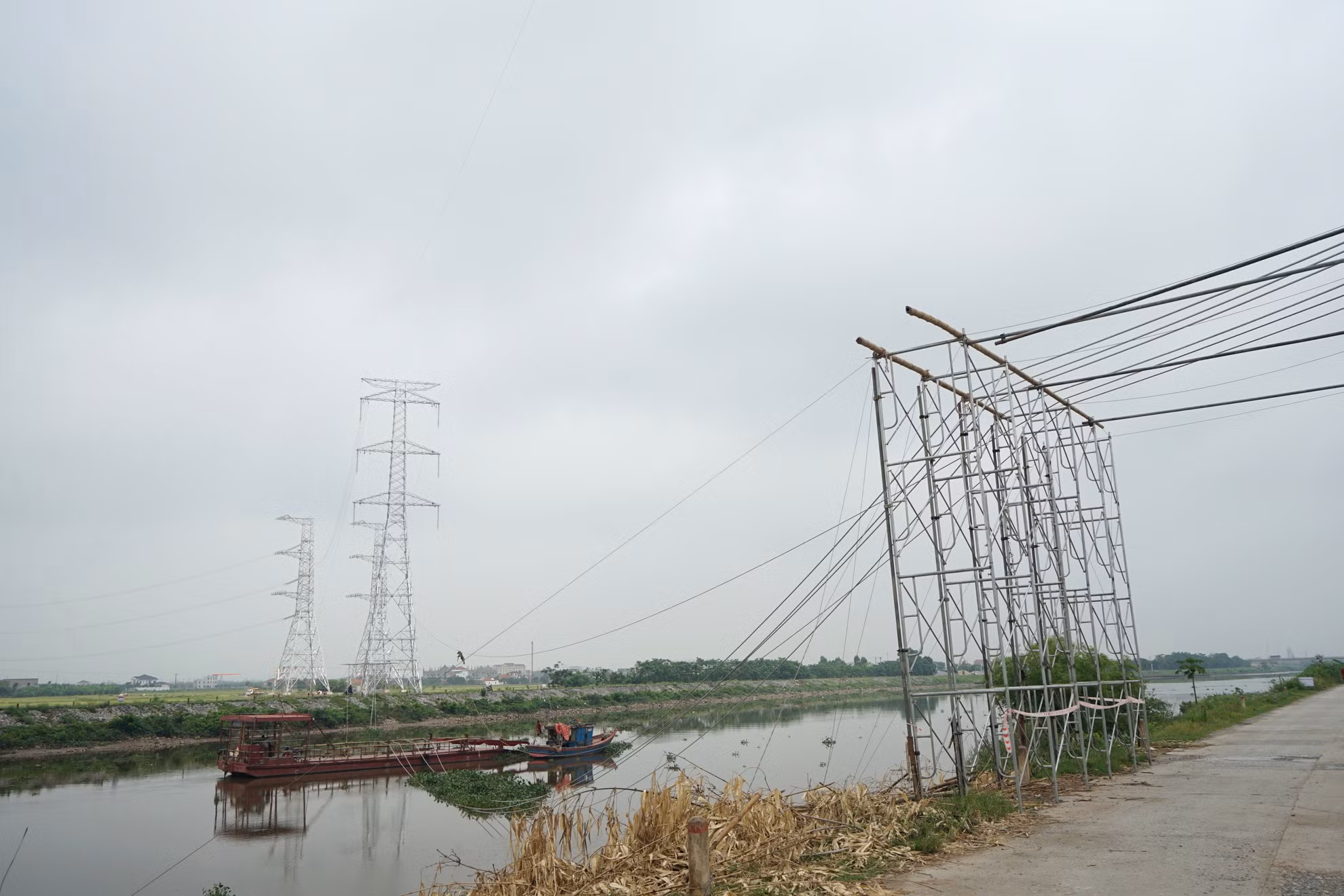 Dự án đang bước vào giai đoạn nước rút, bảo đảm đến ngày 20/6 sẽ hoàn thành việc kéo dây và hoàn thành đóng điện trước ngày 30/6 theo tiến độ Thủ tướng Chính phủ giao.