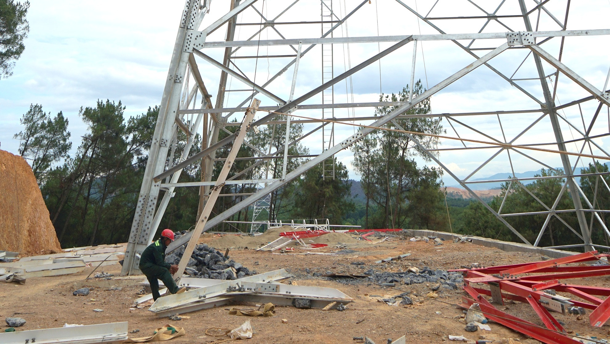 Không khí lao động khẩn trương trên đại công trường đường dây 500kV mạch 3.