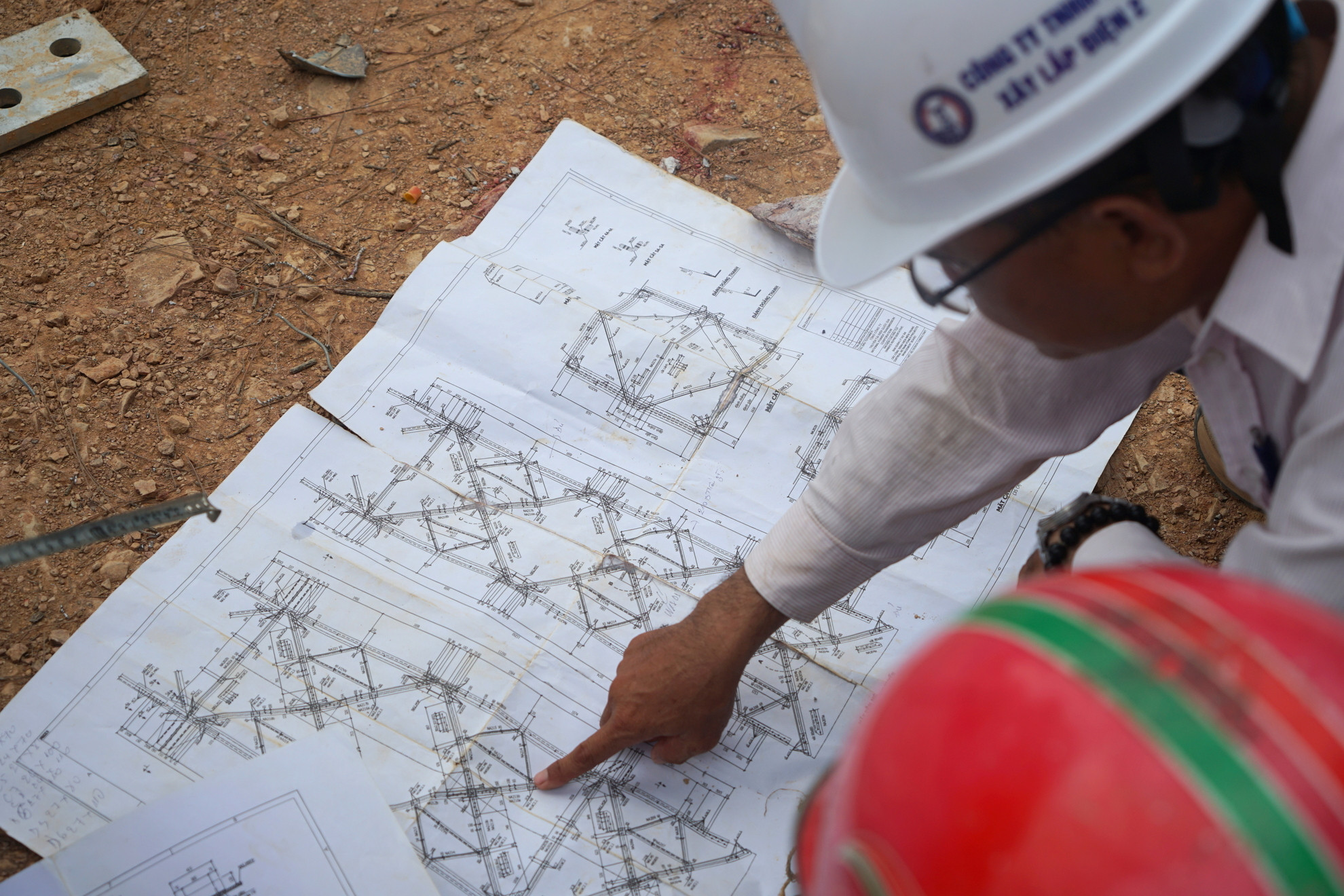 Các nhà thầu, đơn vị thi công đang tập trung nhân lực, máy móc thi công, gấp rút hoàn thiện các hạng mục để dự án đạt tiến độ đề ra.