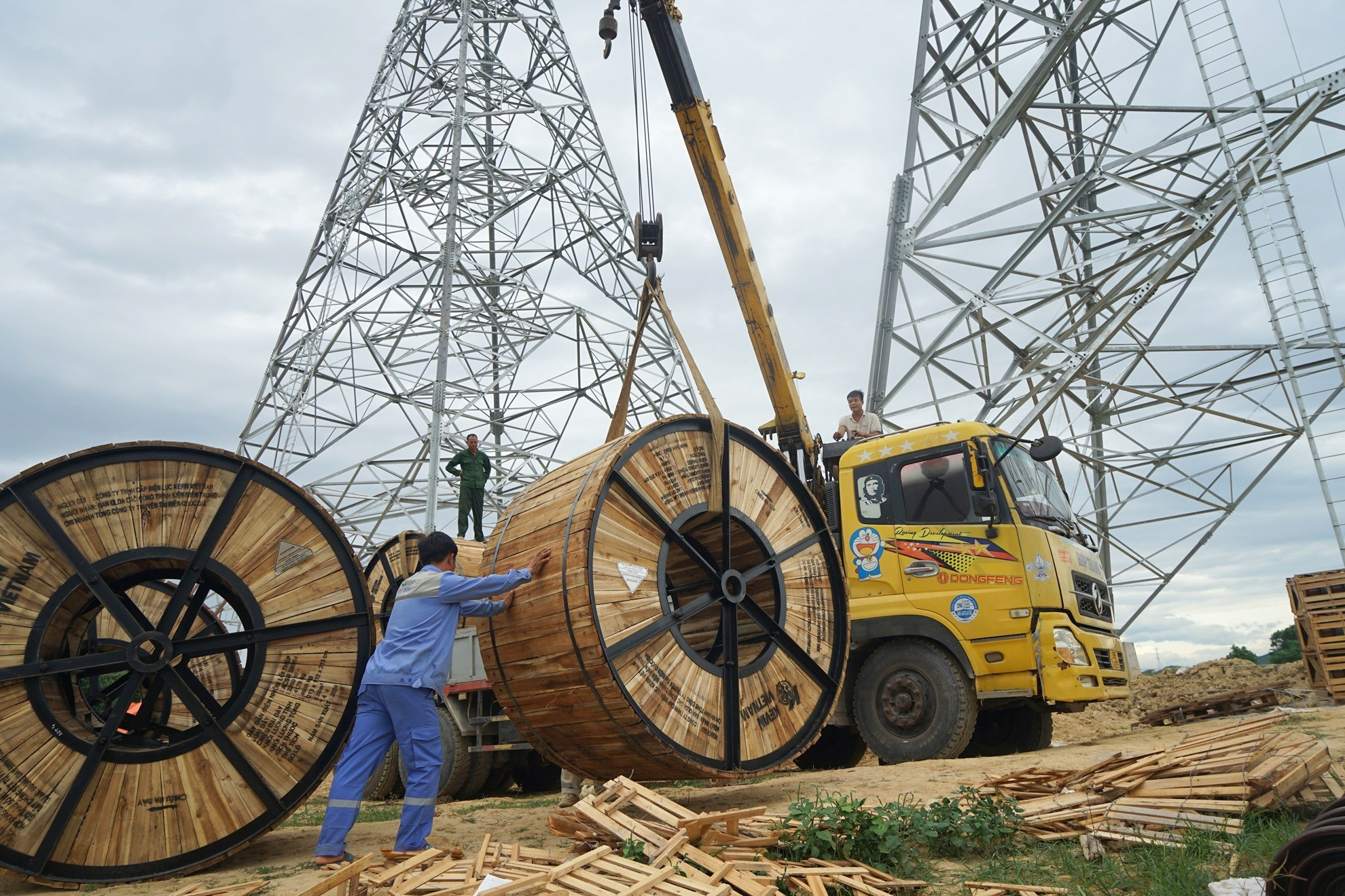 Tập đoàn Điện lực Việt Nam đã huy động khoảng 2.500 cán bộ, công nhân viên có tay nghề cao từ các đơn vị trực thuộc trên cả nước tham gia hỗ trợ thi công dựng cột, kéo dây cho dự án.