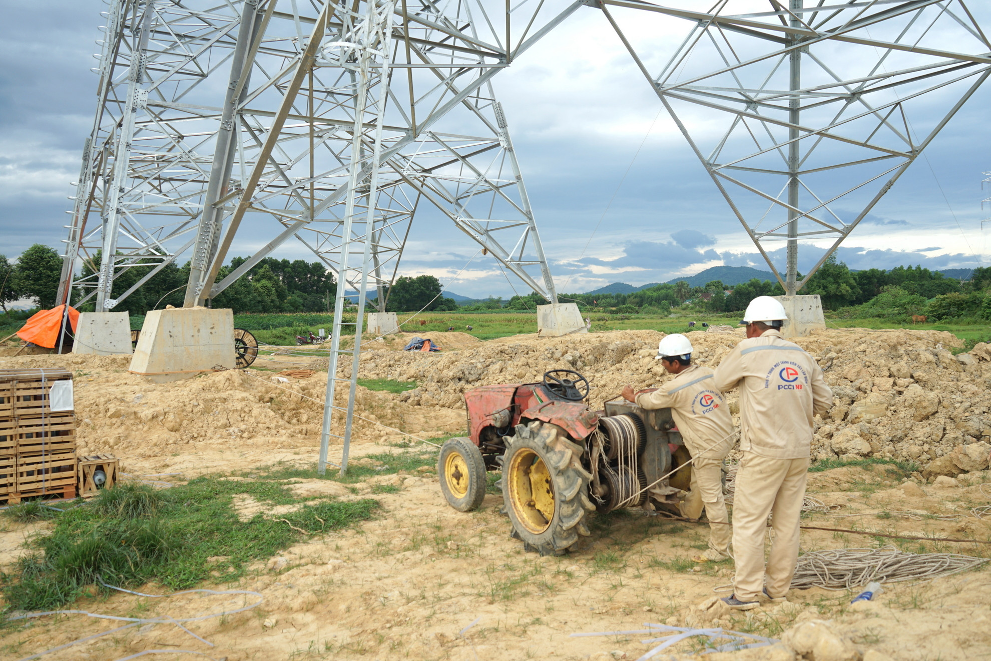 Thi công kéo dây tại vị trí cột đi qua địa phận xã Cẩm Mỹ, huyện Cẩm Xuyên, Hà Tĩnh.
