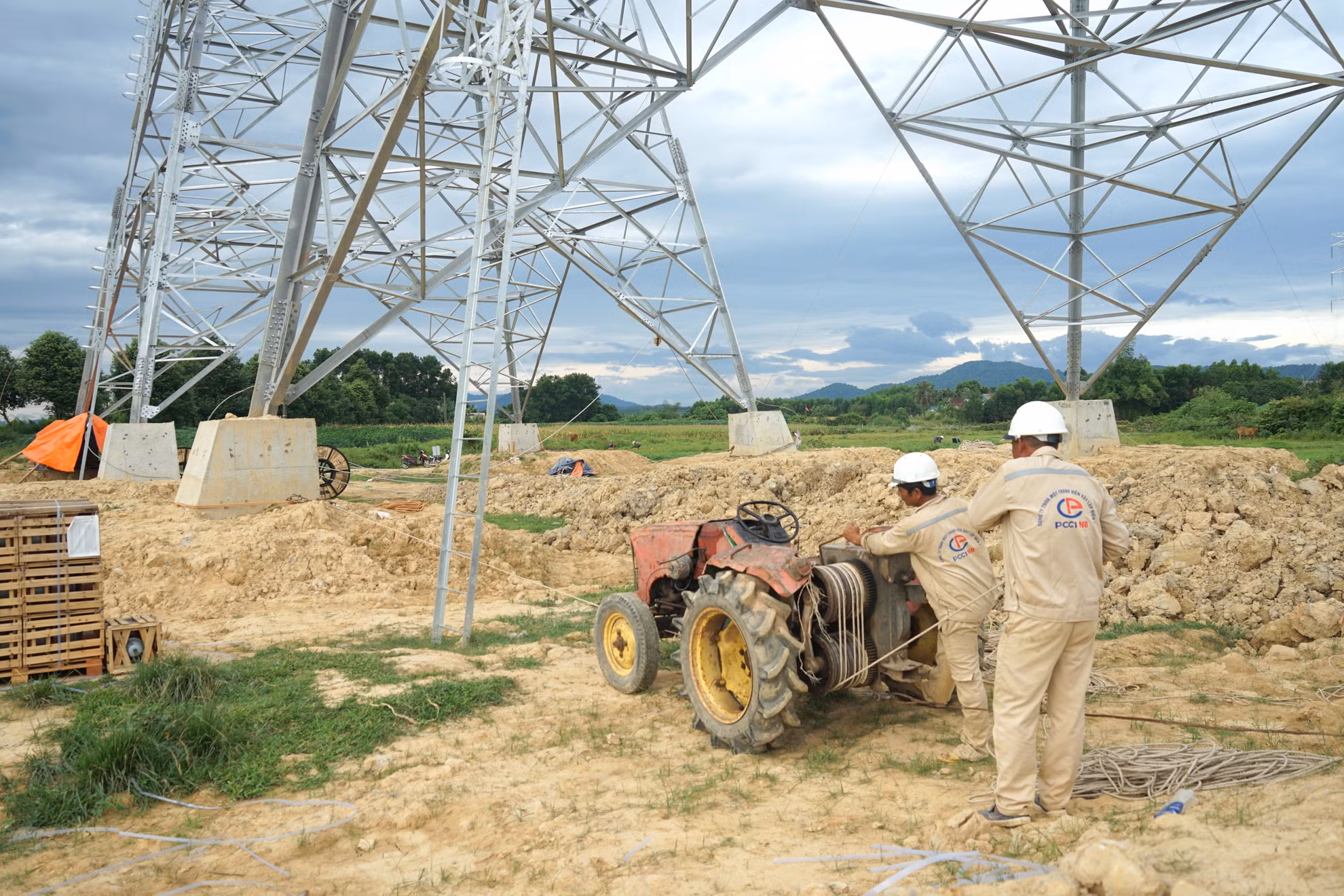 Thi công kéo dây tại vị trí cột đi qua địa phận xã Cẩm Mỹ, huyện Cẩm Xuyên, Hà Tĩnh.
