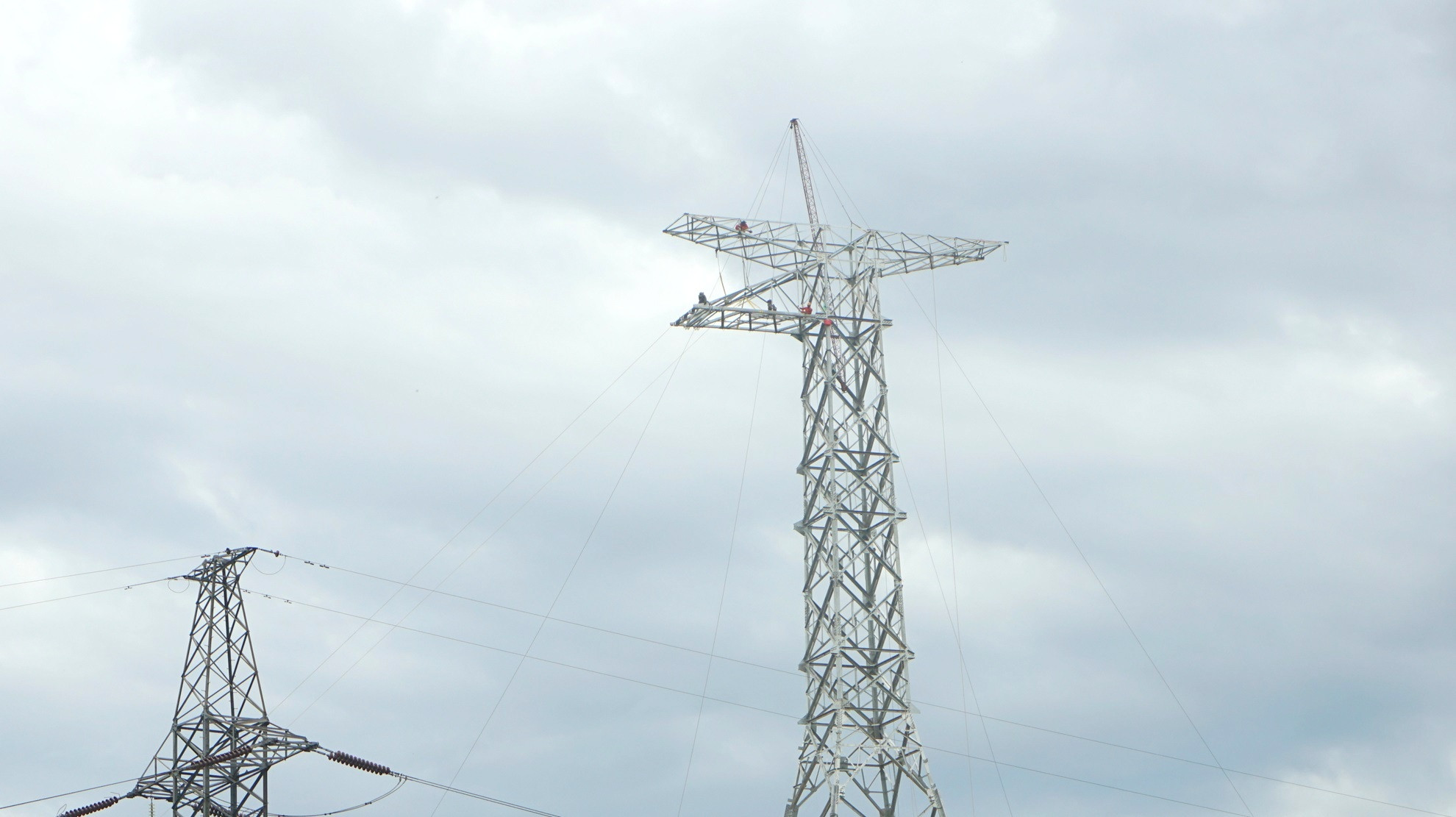 Thi công kéo dây trên cao tại vị trí cột trên địa bàn huyện Nam Đàn, tỉnh Nghệ An.