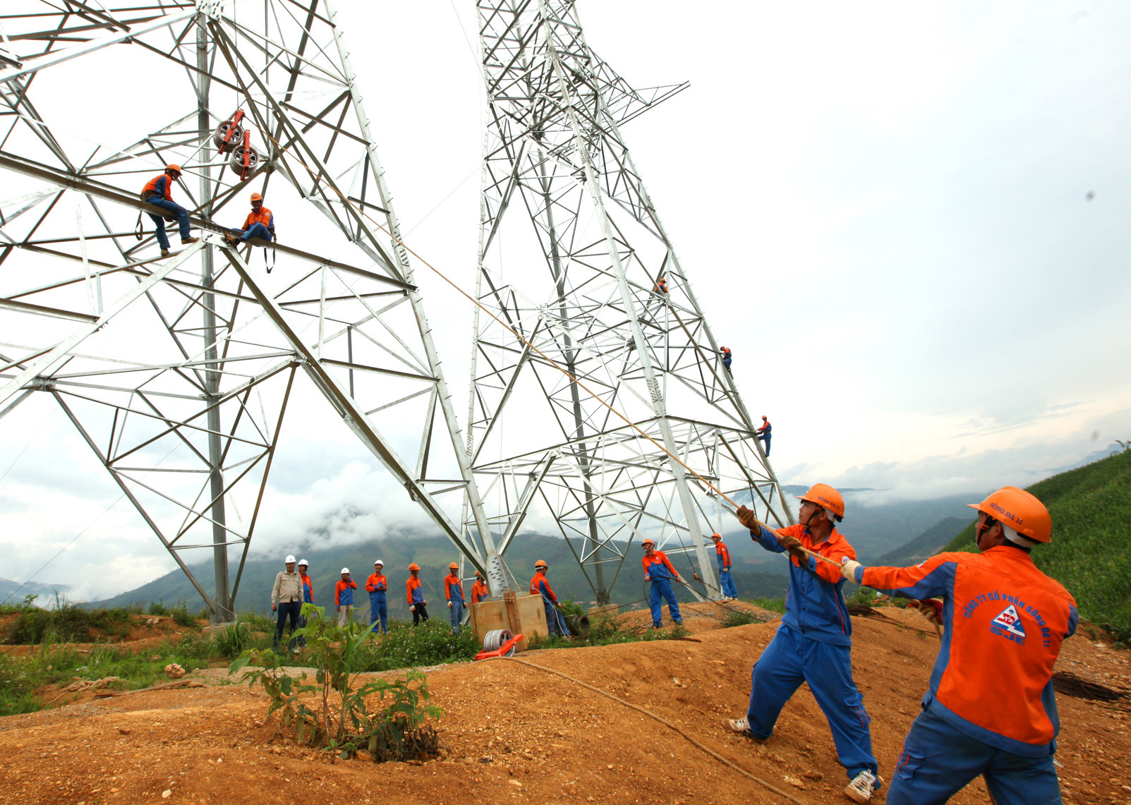 Cán bộ, công nhân viên Công ty cổ phần Sông Đà 11 tham gia thi công đường dây truyền tải điện.