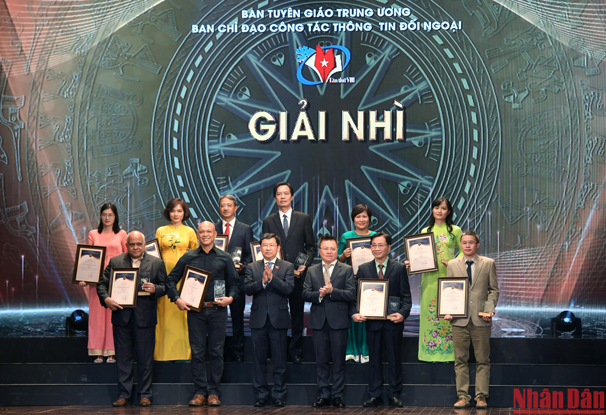 Tổng Biên tập Báo Nhân Dân, Chủ tịch Hội Nhà báo Việt Nam Lê Quốc Minh và Chủ nhiệm Ủy ban Đối ngoại của Quốc hội Vũ Hải Hà trao giải Nhì cho đại diện các nhóm tác giả đạt giải. Tổng Biên tập Báo Nhân Dân, Chủ tịch Hội Nhà báo Việt Nam Lê Quốc Minh và Chủ nhiệm Ủy ban Đối ngoại của Quốc hội Vũ Hải Hà trao giải Nhì cho đại diện các nhóm tác giả đạt giải.