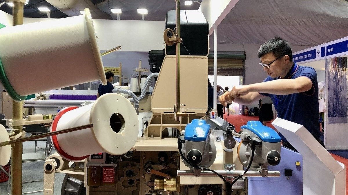 Những quy định khắt khe từ EU yêu cầu ngành dệt may Việt Nam phải có sự chuyển đổi mạnh mẽ theo hướng xanh hóa và phát triển bền vững. (Ảnh minh họa: TTXVN)