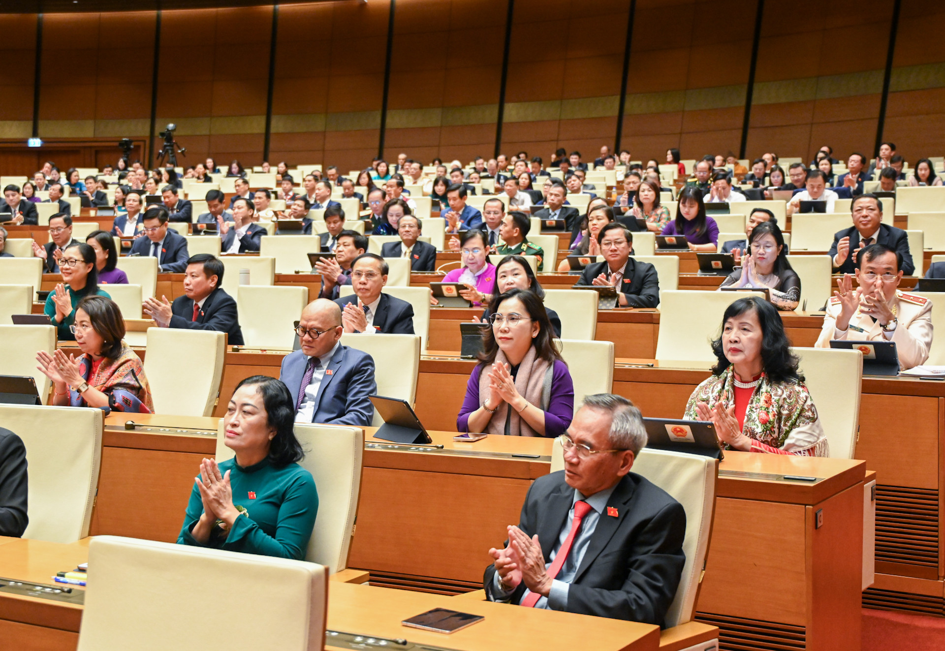 Quốc hội chính thức thông qua Nghị quyết về chủ trương đầu tư dự án đường sắt tốc độ cao trên trục bắc-nam. (Ảnh: DUY LINH) Quốc hội chính thức thông qua Nghị quyết về chủ trương đầu tư dự án đường sắt tốc độ cao trên trục bắc-nam. (Ảnh: DUY LINH)