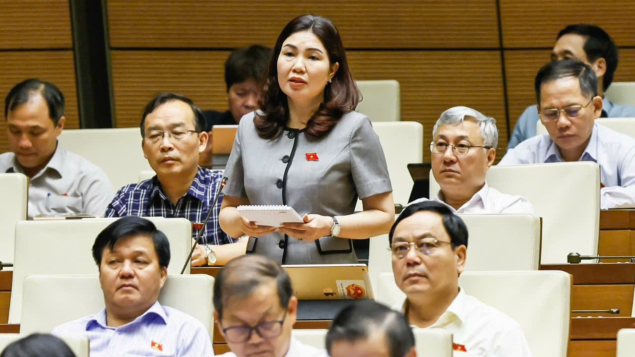 Đại biểu Trần Thị Vân tham gia chất vấn tại Kỳ họp thứ 8. (Ảnh: quochoi.vn)